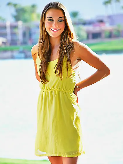 Sexy gymnast Marry Lynn shows her sports skills and dildos her n