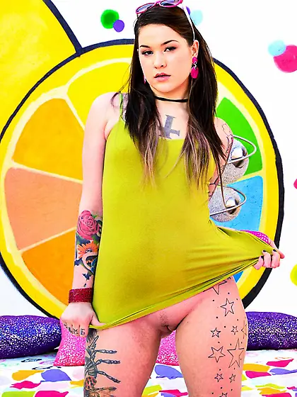 Filthy doll Zarrah Angel is showing her naked butt with dirty ta