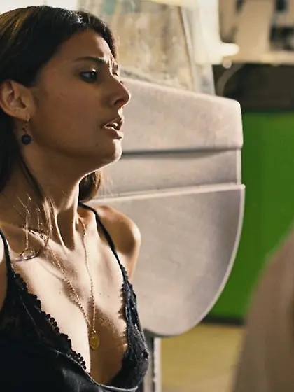 Sexy australian emerges bath