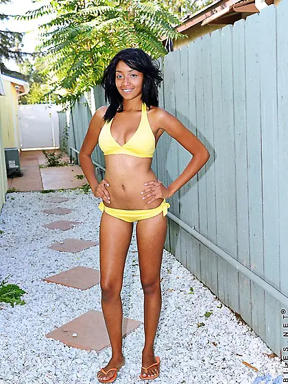 Chocolate girl Jazmin Ryder peels off her yellow bikini and pose