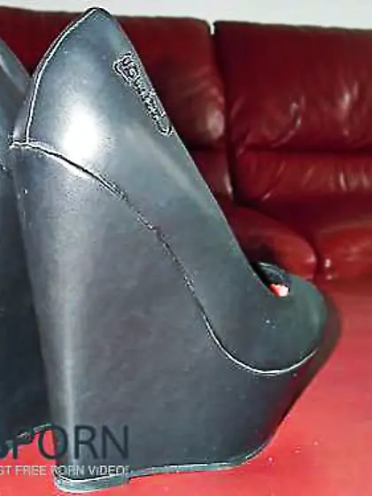 My Aunt Gudrun flashes her ultra-cute Pumps