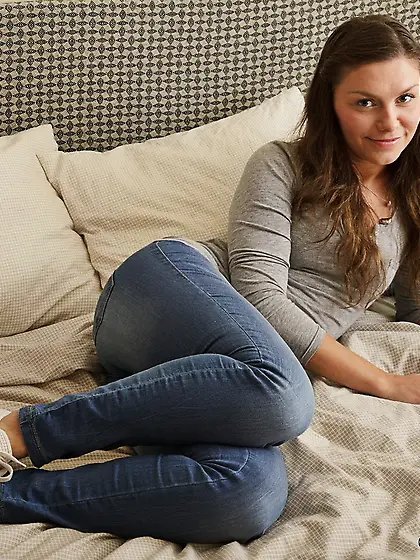 Excited chick beckons guy to fuck her and he penetrates wet puss