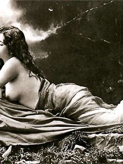 Pretty vintage girls posing