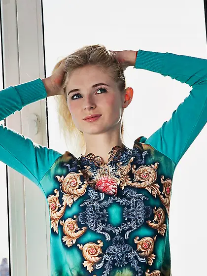 Sexy ass slender blonde Leona Honey enjoys in revealing her bubb