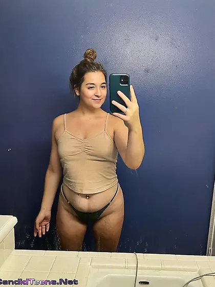 Amateur Girls Showing Off