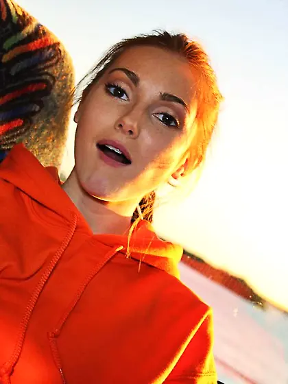Cutie orange sweatshirt flashes