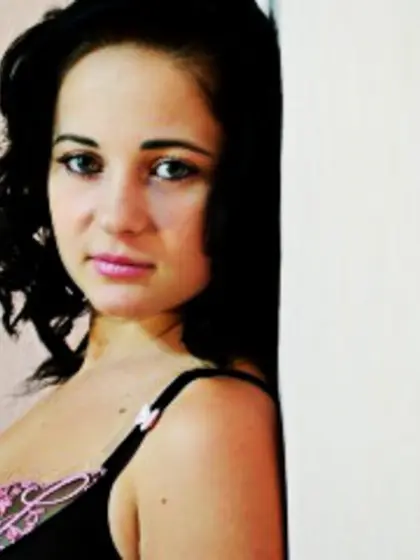 Brunette yana perform cameltoe