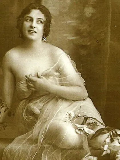 Pretty vintage babes posing