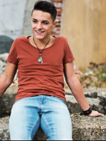 Brunette erick perform close