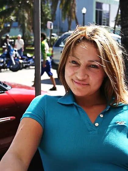 Sonia Lopez gets rid of her clothes to show off her yummy bottom