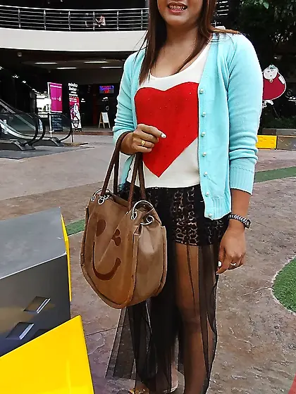 Provoking Thai streetwalker gives sexual pleasure to client on c