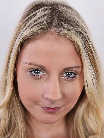 Porn model doesn't feel embarrassed to expose small boobs and vo