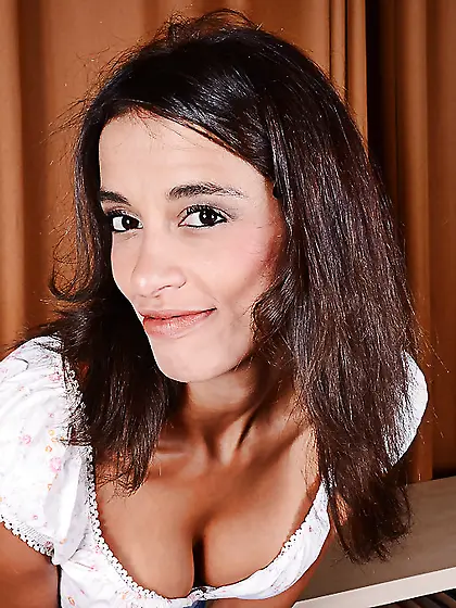 American stripping shaved pussy close up