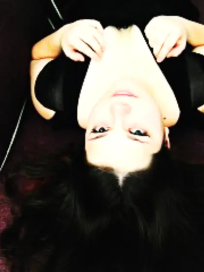 Brunette dizziginger perform cameltoe