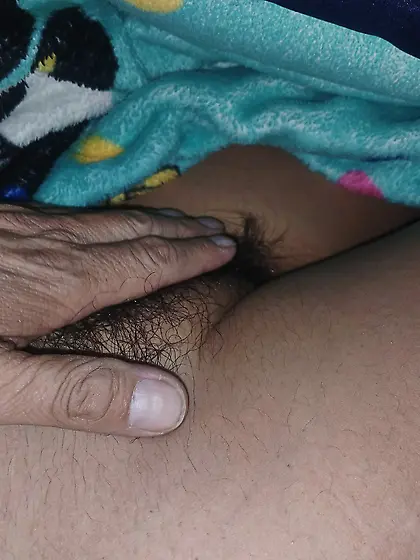 La rika panocha peluda de mi esposa dormida