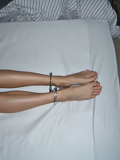 Teen mit gefesselten Füssen