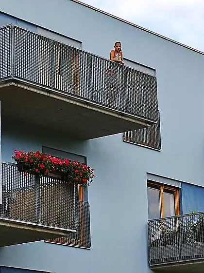 Sunny Jay spreads her sexy legs for the camera and jumps on hard