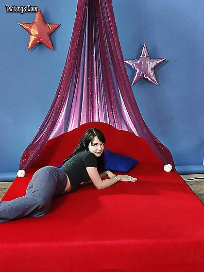 Claire Hogangives a blow job on her back.  She then gets her puss