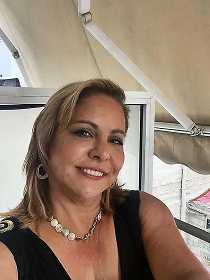 Latina MILF Jackie shows her tits for the guys