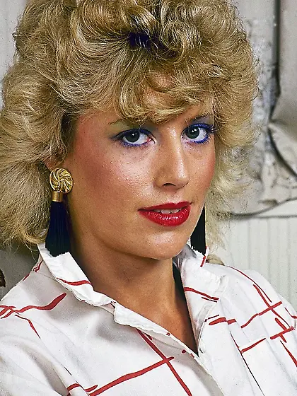 Blonde hottie takes red