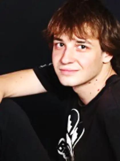 Brunette duncan perform close