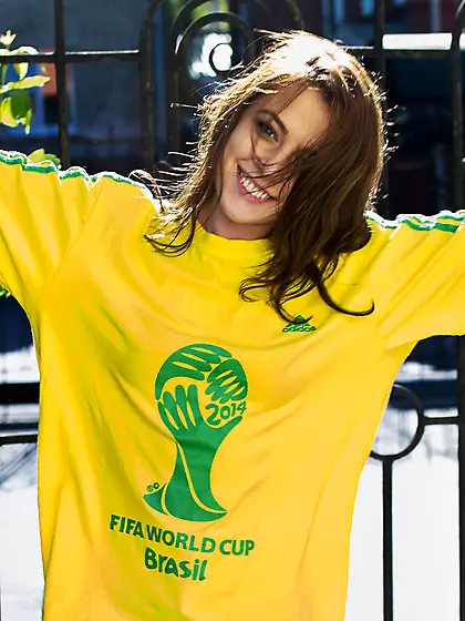 Teen babe shows body