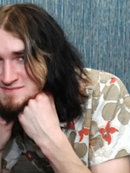 Brunette hallet perform close