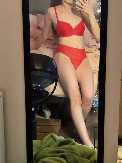 Tight slut Alyssa squirting exposed