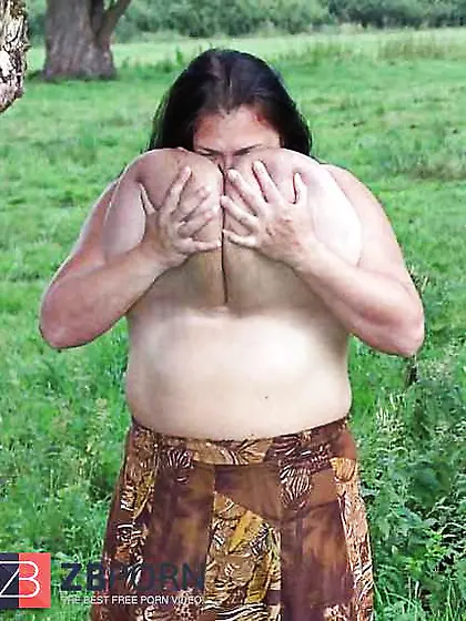 GIGANTIC TITTS HANDBRA