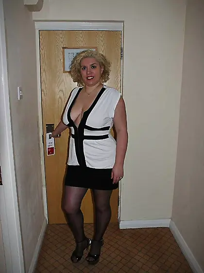 Cougar Fingering Barby from United Kingdom