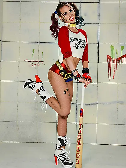 Harley Quinn poses in her straitjacket and gets fucked by the do