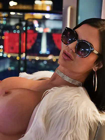 Stacked MILF savors a wild screw 