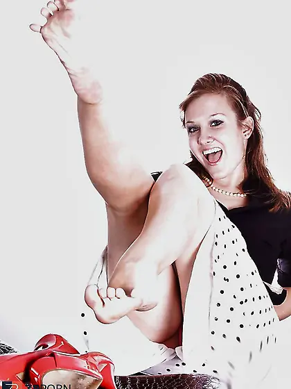 Crimson Hair,  Soles Naked