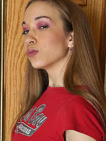 Long haired slim girl Jamie Elle in red t-shirt shoves middle fi