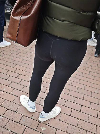 German teen voyeur, great legs and ass in leggins