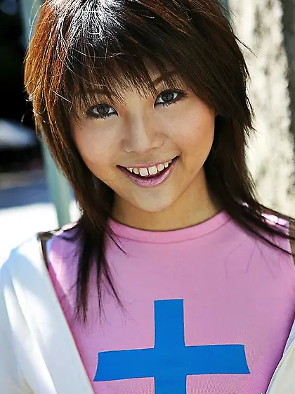 Young Asian bimbo Azumi Harusaki pretends not to notice to flash