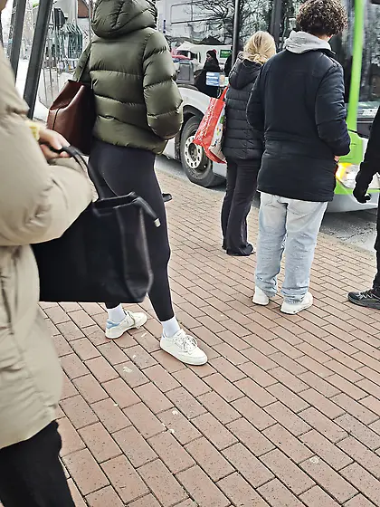 German teen voyeur, great legs and ass in leggins