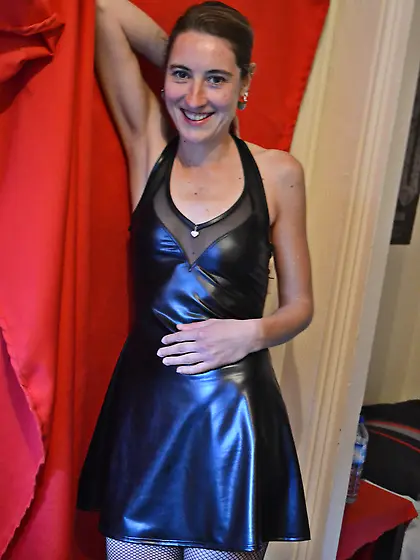 Frau im Fetischoutfit