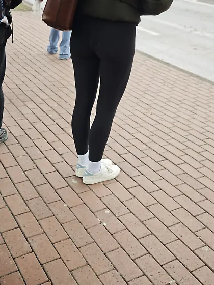 German teen voyeur,  great legs and ass in leggins