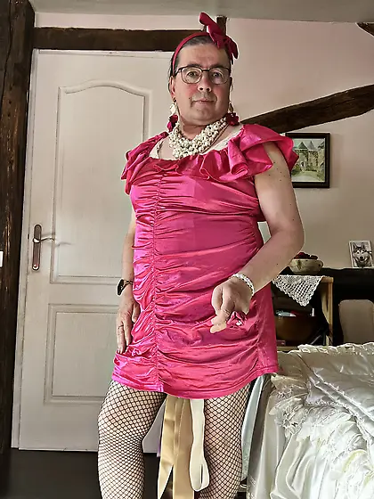 dans une robe fushia