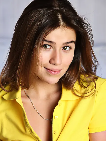 Green shorts playful brunette shows her backside from behind Vid