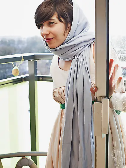 Amateur girl in a really cozy getup is going to show her beauty