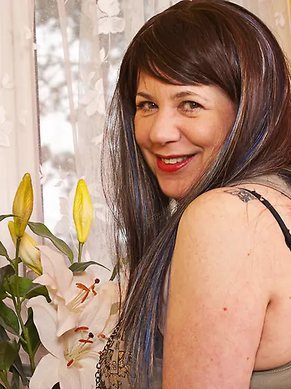 BBW Pantyhose Speedy Bee from United Kingdom