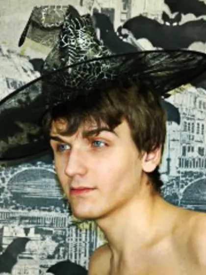 Brunette maxx perform close