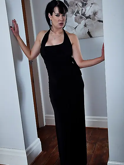 Flowing dress short-haired brunette showing her skinnyfat naked