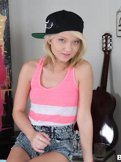 Snapback-wearing teen blonde gets her asshole gaped on camera