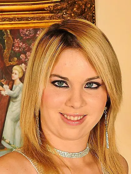 Wonderful blonde is demonstrating her cowgirl skills and deepthr