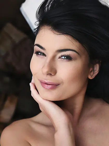 Curvaceous brunette with a trimmed slit spreading her legs on ca