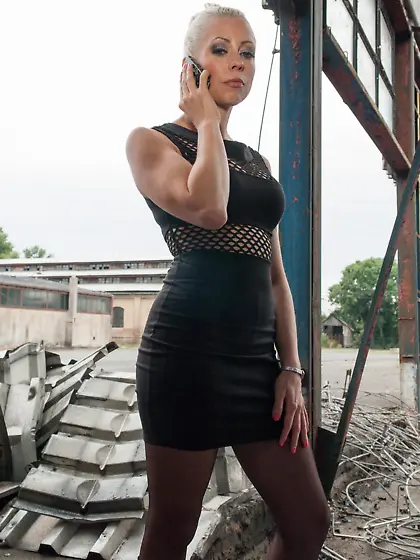 Domme has an unbelievable orgasmic with an outdoor slave