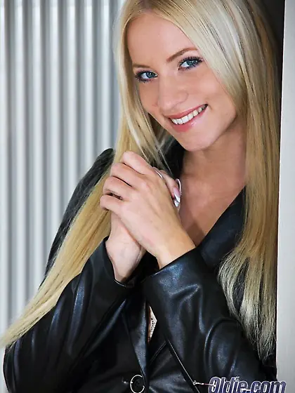 Aged chef hooks up with a big tits blonde...